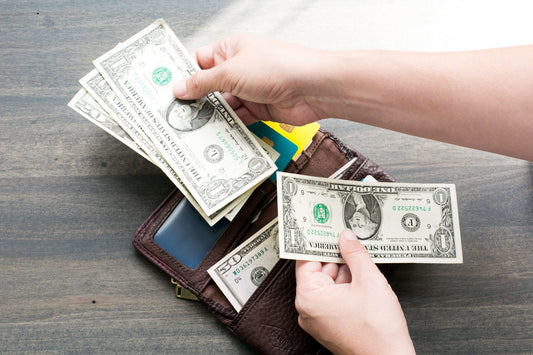 Image showing a business professional negotiating with a client, with documents and a calculator on the table, symbolizing strategies for negotiating the best purchase price.